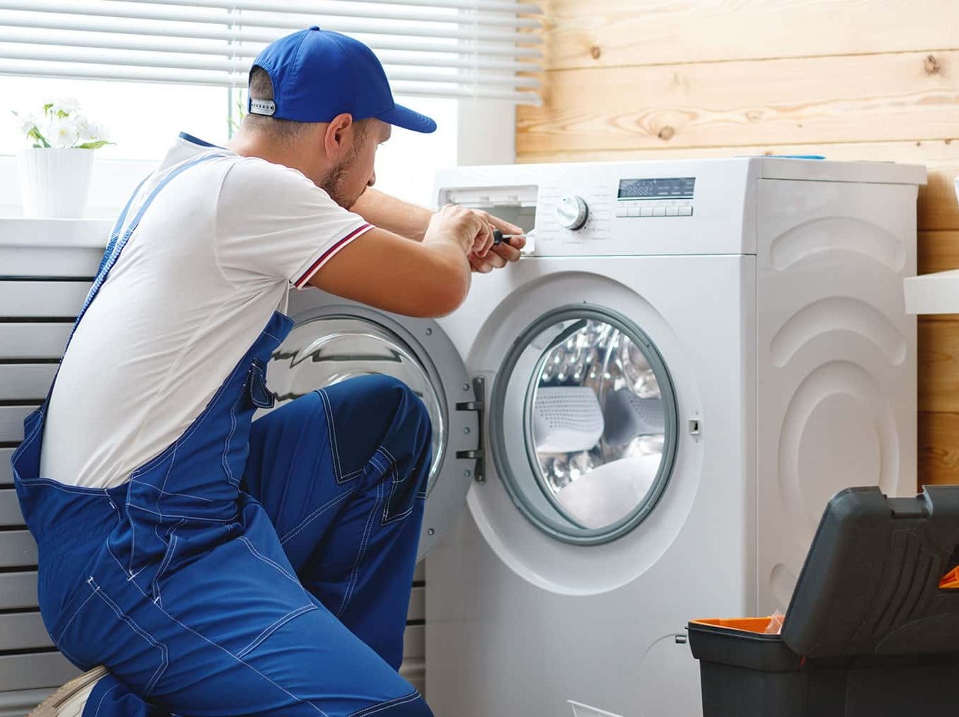 Técnico reparando electrodoméstico Indesit en Santa María la Real de Nieva
